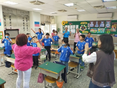 見到東山國小校歌作曲者廬山真面目唱出東山孩子的驕傲