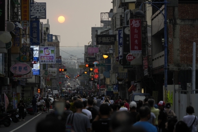 懸日映照南投市街頭　上千市民共賞夢幻奇景