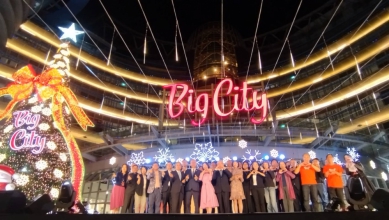 遠東巨城15米高聖誕樹亮了！台灣之光舞台   發光發熱