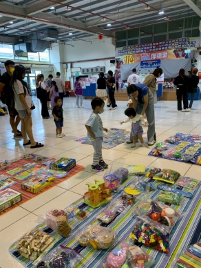 七星區居家托育中心感恩活動市集 保母藉由遊戲闖關提醒家長並指導