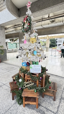 全國獨一無二聖誕樹向鏟子超人及課桌椅致敬