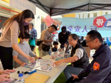 清水警方設攤校園園遊會以遊戲吸引許多親子同闖關宣導秘笈讓一頁式詐騙廣告下架