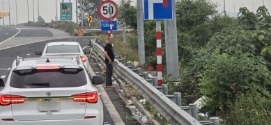 越南河內至下龍灣高速旁不雅一幕引議、  沿河內至下龍灣高速公路約30公里處的「收費站」附近、目擊當地民眾將私家車、隨意停靠於高速公路路肩、下車後竟當眾小便、毫無遮蔽、現場無明顯警示標誌、亦未見公共廁所或臨時設施。