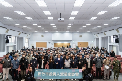 送上「入營背包」及「役男電子錶」   邱臣遠親送今年最終梯役男入營