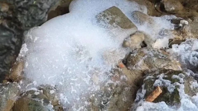 基隆暖暖溪冒大量白色泡沫  台水八堵抽水站緊急停抽、環保局亦立即佈設攔油索及攔阻器材防堵泡沫向抽水站下游擴散