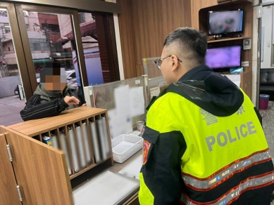 98歲阿公急凍中迷路   烏日暖警不放棄線索靠「老舊名片」助團圓