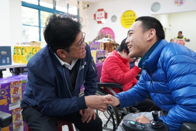 歲末寒冬  新竹郵局更見暖心   吳進益率同仁送愛仁愛基金會