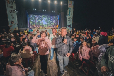 紙風車劇團演出（巫頂環遊世界）　二千民眾冷颼颼的氣候中度過溫馨夜晚