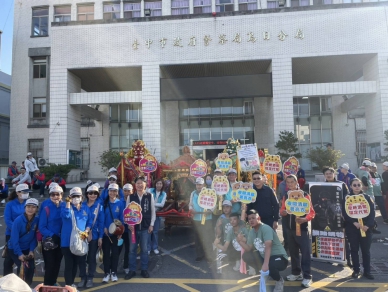 廣惠尊王出巡護地方！烏日警攜手寶興宮  宗教盛事變身「交通識詐教室」