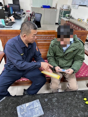 醫院大廳鈔票「天女散花」！正妹行政人員急送警所    警醫聯手尋獲失主