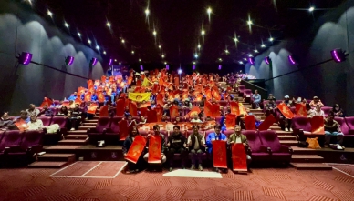 鼓勵孩子們在棒球路上永不放棄  民進黨台中市議員江肇國邀基層棒球小球員觀賞電影《冠軍之路》