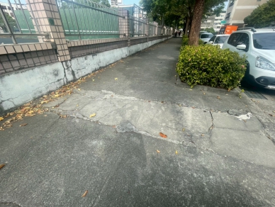 多處路段陸續施作人行道改善  卻未優先顧及學校周邊最需要的安全動線  民進黨市議員陳雅惠質疑讓孩子每天通學彷彿走在危機中