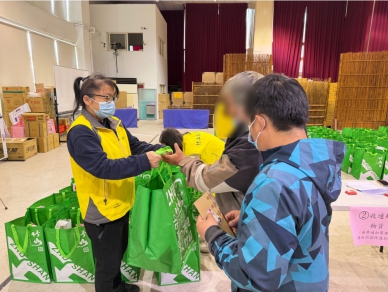 歲末送暖情更濃　竹山鎮公所攜手慈善團體關懷弱勢