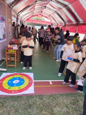 台中東山國小「東山迎春寫春聯校園童樂笑連連」
