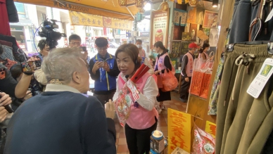 立委楊瓊瓔力拚接棒市長盧秀燕   第二市場拜票婆媽熱情相挺