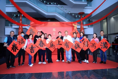 天團玖壹壹為台中揮毫馬年春聯  盧秀燕公布三大彩蛋力讚「隱藏版書法家」