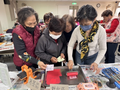 大甲區農會舉辦馬年斗方版畫體驗　30餘長輩動手拓印版畫迎新年