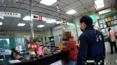 女子誤中假交友真詐財   警攔阻成功保住八萬元