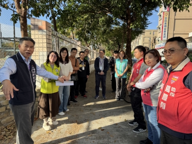 南區國光國小正義街人行道老舊破損  民進黨市議員陳雅惠爭取納入民國115年度台中市騎樓整平專案，並提送中央申請，爭取補助