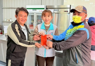 食堂不只供餐更是生活據點　鎮長廖秋萍關心長輩用餐情形