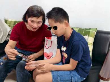 跨越九千公里的擁抱！出養童小偉跨海返台尋根 淚重逢寄養爸媽「愛的味道」