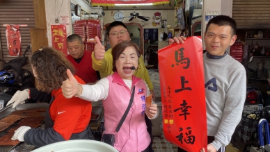 爭取國民黨台中市長提名的立委楊瓊瓔勤走基層聽民意  豐原市場掃街婆媽熱情氣氛熱烈