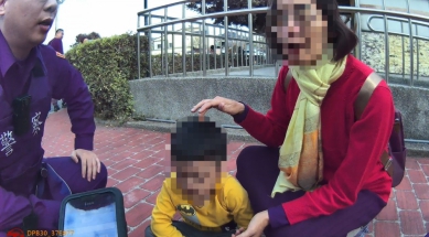公園外人行道驚見萌娃趴睡　豐原警耐心安撫協尋化解虛驚