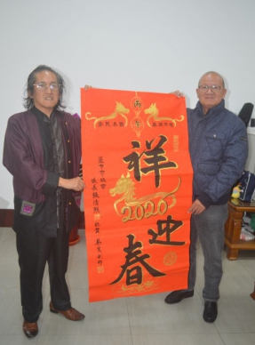 台中市議長張清照辦「揮毫贈春聯」連辦10多年民眾大排長龍索取