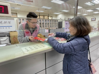 龍馬大安　攏嘛大安迎新春　大安區農會分送金磚米與紅包袋