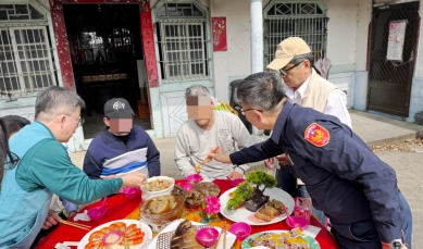 一桌年菜暖人心　北港警結合慈善力量關懷弱勢獨老
