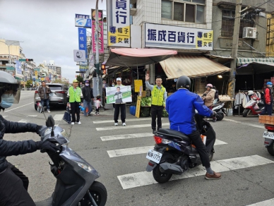 林東誼完成民進黨市議員初選登記立即投入街頭拜票行動
