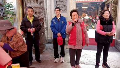 中市梧棲朝元宮熱鬧舉辦名家揮毫送春聯活動吸引人潮擠滿廟前廣場