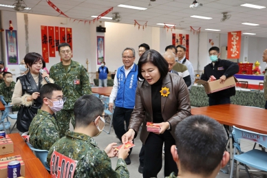 雲林縣長春節前探營　親送慰問品與加菜金暖役男心