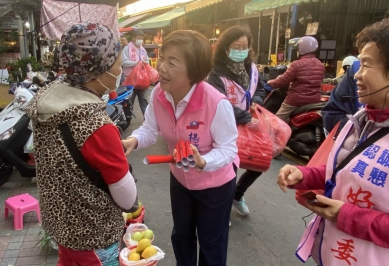 國民黨台中市長初選參選人、立委楊瓊瓔東勢拜票人氣沸騰  老同學現身力挺喊「唯一支持」
