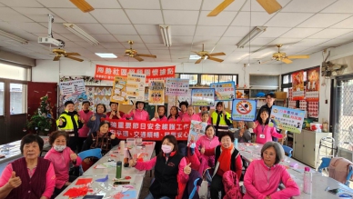 中市清水區南勢里揮毫迎新春清水警分局明秀所到場宣導守護治安交通過好年