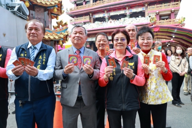 草屯敦和宮新春討喜！人潮擠爆 過財神平安橋、摸金元寶　副縣長王瑞德發紅包