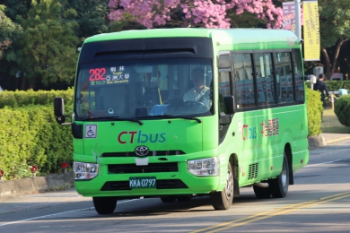 公車直接開進校園！中市28條路線通學接軌　282路進駐霧峰國中守護學生安全