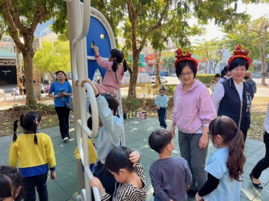 民進黨議員張芬郁爭取公園優化升級  百位孩童歡呼啟用新遊具