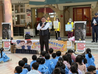 開學趣！「駿馬」帥氣現身助陣！大甲警「馬」力全開，守護學童「馬」上安全!