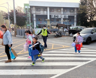 寒假結束　北港警全面護童