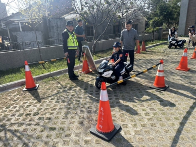 東山國小師生E騎走讀趣清水警大楊所體驗小小波麗士出任務