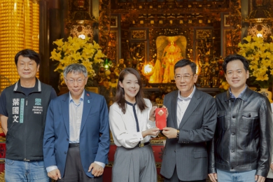 高虹安偕柯文哲竹蓮寺參香   添香油錢祈福市政順利