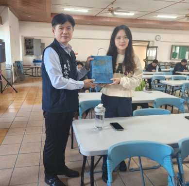 婦女節前夕暖心慰勞　虎尾分局長贈玫瑰禮盒向女警致敬