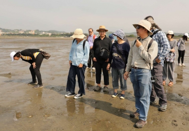 洪明仕榮膺竹市首位終身環境教育人員   高虹安期盼再創環教新里程