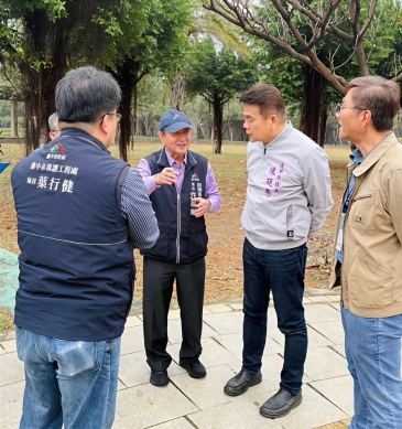 綠意港灣從植樹做起中市議員陳廷秀推動種櫻花、贈樹苗