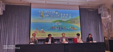 一場匯集產業學界菁英的盛會於台中市長榮桂冠酒店璀璨登場、由馬祖國家風景管理處主辦、攜手馬祖在地各重要機關、航空業者及馬祖旅行公會相關業者、共同舉辦「四鄉五島卡蹓卡蹓推介會」、本次活動以「馬祖之美，嶼眾不同」作為核心主軸、全面推廣馬祖豐富多元的海洋觀光產業、並為2026年的觀光發展預先暖身、活動吸引了中部地區眾多旅遊業者熱烈參與、現場氣氛熱絡、成果豐碩。