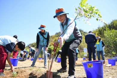 600人齊聚翁子公園原地扎根  林業及自然保育署攜手公私協力打造韌性森活