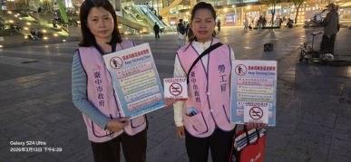 每週五、六、日晚間、台中火車站前廣場總會湧入大批熱情洋溢的外籍移工、他們利用寶貴的休假時光、在此聚集、交流、分享異鄉的生活點滴、這幅景象、不僅是台中市多元文化融匯的生動寫照、也長期以來成為媒體關注的焦點、伴隨而來的大量垃圾及菸蒂棄置問題、也成為城市環境管理的一大挑戰、為此台中市政府環保局與勞工局展現了劃時代的合作與決心、特別派遣具備越、泰、印、英語能力的專業人士、每日下午五點後進駐火車站前廣場、採取舉牌與語言溝通並行的方式、積極引導外籍移工維護環境衛生。