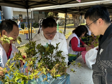 減碳與愛心併行！蔡其昌、施志昌連兩週辦「捐發票贈樹苗」活動，5000株綠苗減碳助弱勢