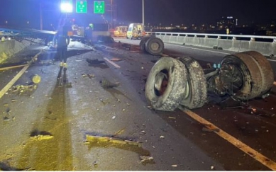 國3台中霧峰路段發生聯結車自撞分隔島並波及4輛車且造成1死1傷
